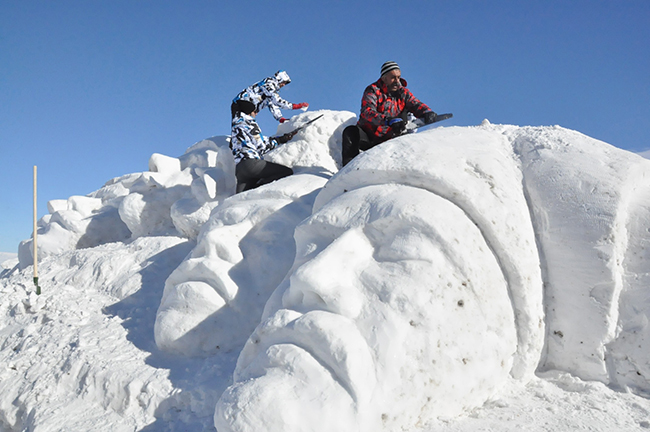 eksi-25-derecede-90-bin-askeri-temsilen-kardan-heykel-yapiyorlar-(8).jpg