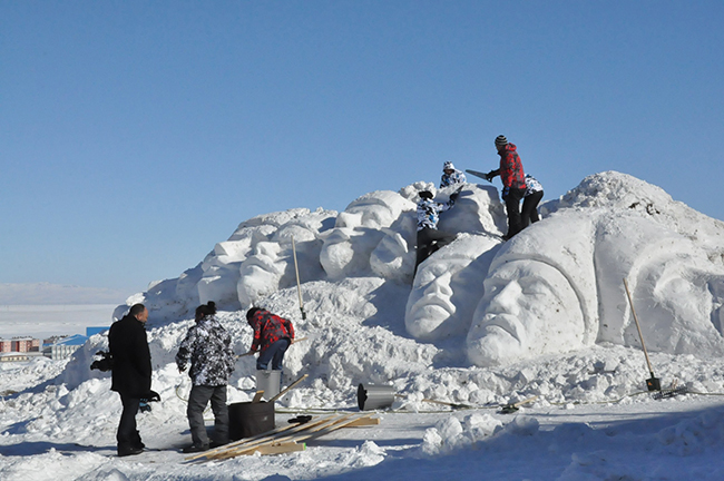 eksi-25-derecede-90-bin-askeri-temsilen-kardan-heykel-yapiyorlar-(9).jpg