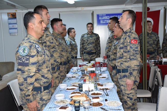 elleri-tetikte-gozleri-semada-iftar-ve-sahur-yapiyorlar-(7).jpg