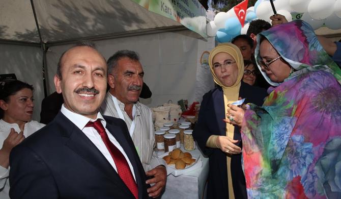 emine-erdogan-kars-standini-ziyaret-etti-(1).jpeg
