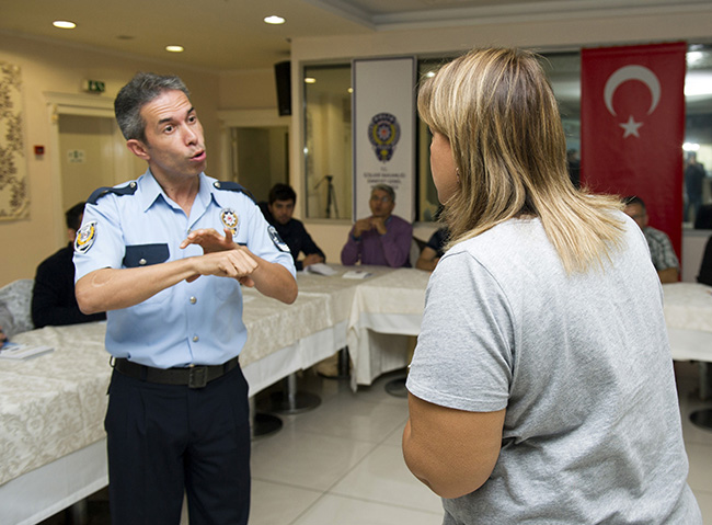 emniyet-personeline-isaret-dili-egitimi-basladi-(1).jpg