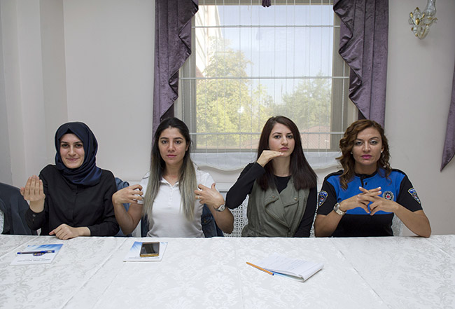 emniyet-personeline-isaret-dili-egitimi-basladi-(4).jpg