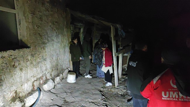 ermenistan’daki-deprem-nedeniyle-kars’ta-bazi-evler-hasar-gordu-(9).jpg