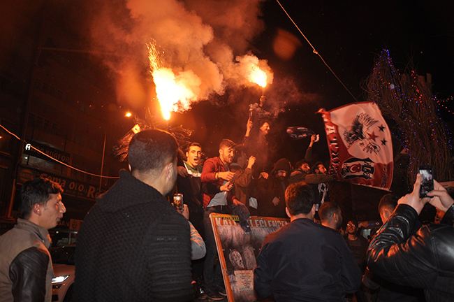 fenerbahce-galibiyeti-besiktaslilari-kars’ta-sokaga-doktu-(4).jpg