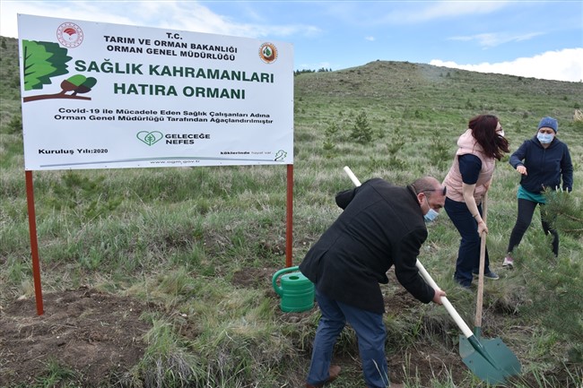 fidanlar-kovid-19-ile-mucadele-eden-kahraman-saglikcilar-icin-dikildi-(3).jpg