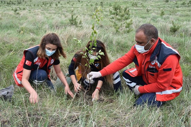 fidanlar-kovid-19-ile-mucadele-eden-kahraman-saglikcilar-icin-dikildi-(4).jpg