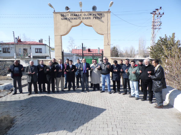 gazeteci-oner-dasdelen-mezari-basinda-anildi-(1).jpg