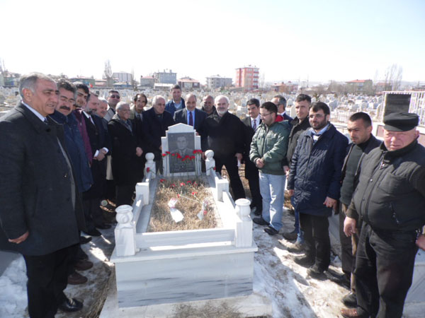 gazeteci-oner-dasdelen-mezari-basinda-anildi-(10).jpg