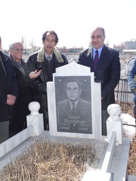 gazeteci-oner-dasdelen-mezari-basinda-anildi-(3).jpg