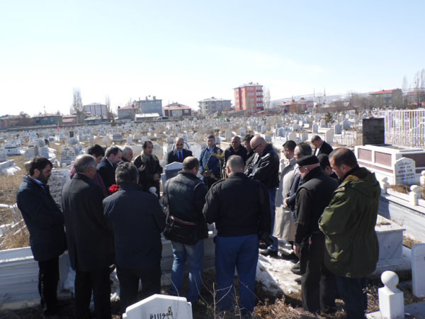 gazeteci-oner-dasdelen-mezari-basinda-anildi-(5).jpg