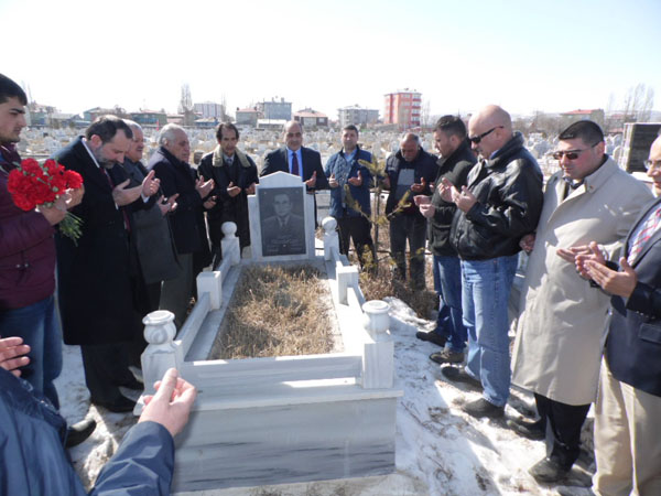 gazeteci-oner-dasdelen-mezari-basinda-anildi-(6).jpg
