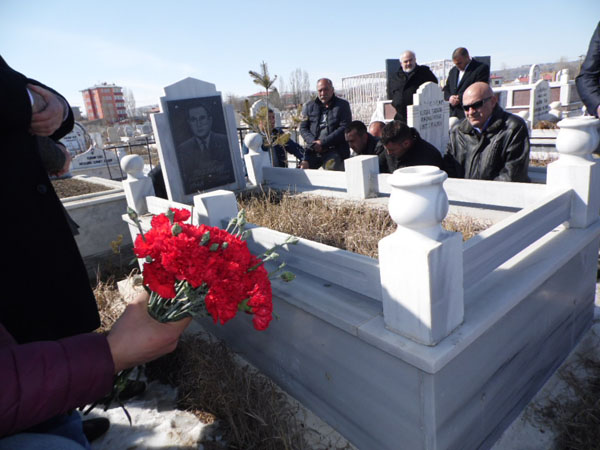 gazeteci-oner-dasdelen-mezari-basinda-anildi-(7).jpg