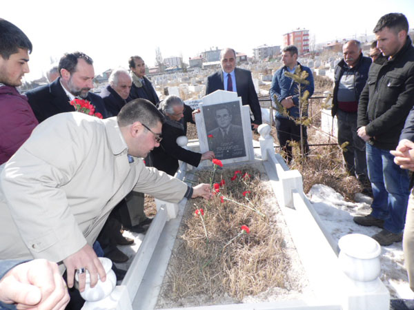 gazeteci-oner-dasdelen-mezari-basinda-anildi-(9).jpg