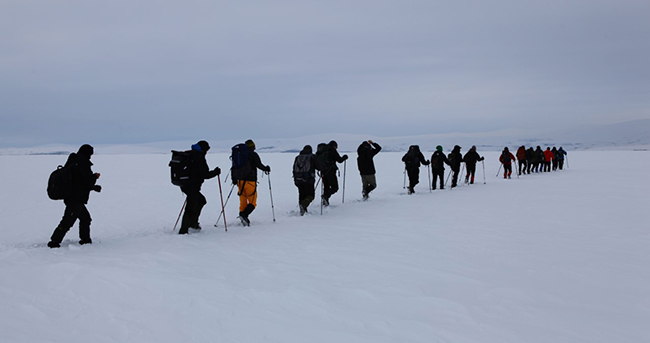 gazeteciler-buz-tutan-cildir-golu’nde-8-km-yurudu-ve-kamp-yapti-(3).jpg