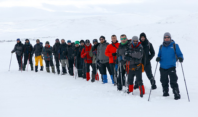 gazeteciler-buz-tutan-cildir-golu’nde-8-km-yurudu-ve-kamp-yapti-(5).jpg