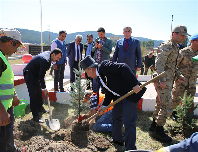 gaziler-sehitler-anisina-fidan-dikti-(4).jpg