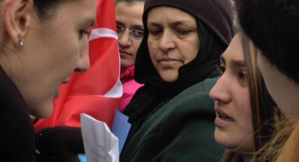 genc-kiz,-hapis-yatan-babasi-icin-gozyasi-doktu-(4).jpg