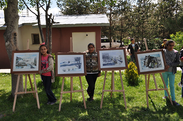 genc-ressamlar-hayallerini-resmetti,-genc-mucitler-icatlarini-sergiledi-(2).jpg