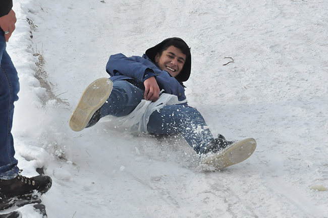 genclerin-kars-kalesi-eteklerinde-kizak-keyfi-(6).jpg