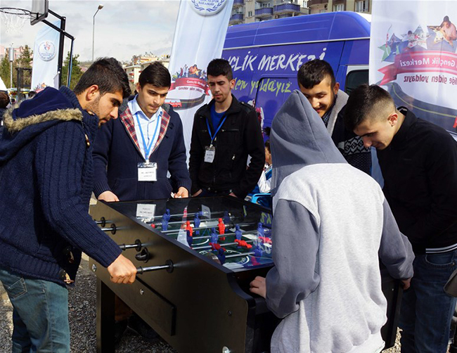 genclik-ve-spor-bakanligi,-mobil-genclik-merkezi-projesini-hayata-geciriyor-(11)-001.jpg