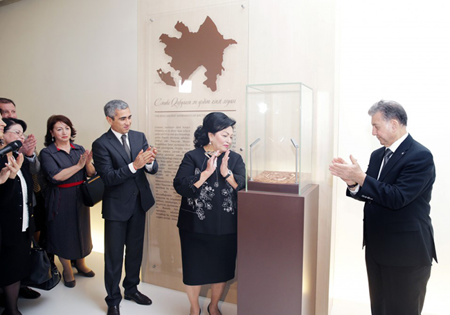guney-kafkasyanin-en-eski-takilari-haydar-aliyev-merkezinde-(2).jpg