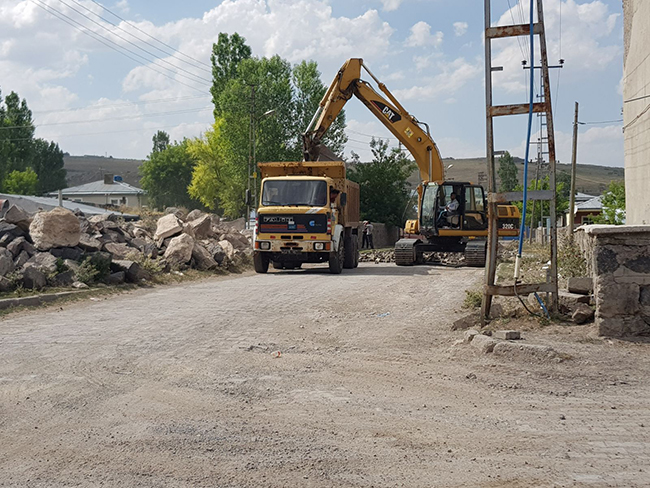 haberlerimize-duyarsiz-kalmayan-kars-belediyesi-calismalarini-hizlandirdi-(8).jpg