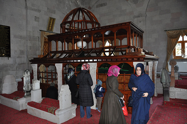 harakani-turbesi-ziyaretci-akinina-ugruyor-(3).jpg