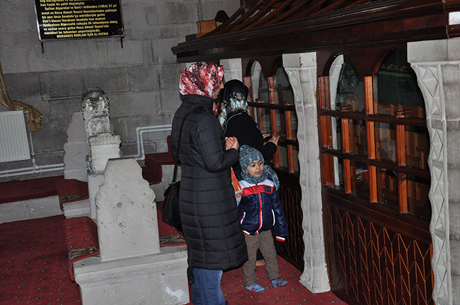 harakani-turbesi-ziyaretci-akinina-ugruyor-(4).jpg