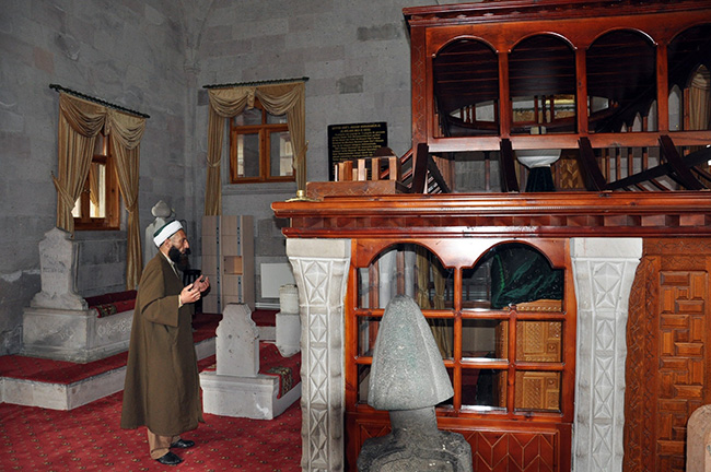 hasan-harakani-turbesine-ramazan’da-ziyaretci-akini-(1)-001.jpg