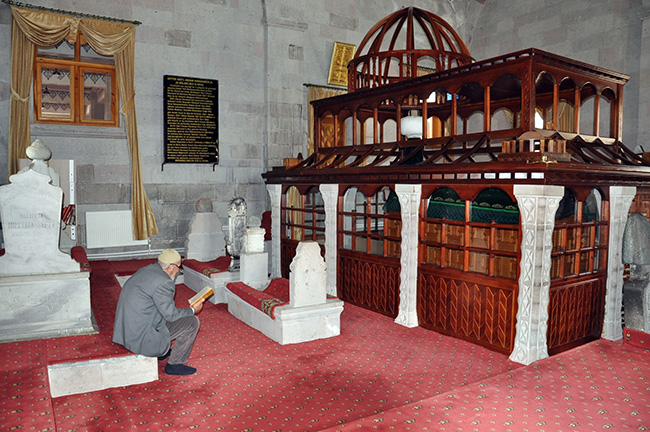 hasan-harakani-turbesine-ramazan’da-ziyaretci-akini-(2)-001.jpg