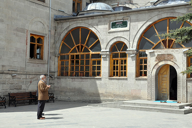hasan-harakani-turbesine-ramazan’da-ziyaretci-akini-(3)-001.jpg