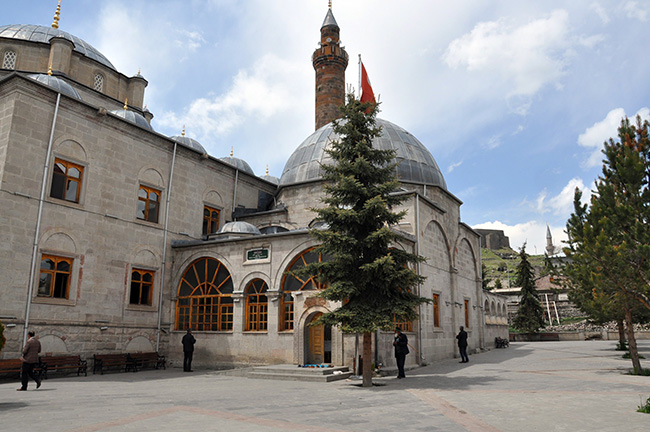 hasan-harakani-turbesine-ramazan’da-ziyaretci-akini-(5).jpg
