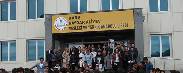 haydar-aliyev-mesleki-ve-teknik-anadolu-lisesinde-karne-sevinci-(5).jpg