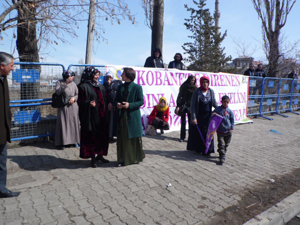 hdp-ve-dbp,-8-mart-icin-alanlara-indi!-(7).jpg