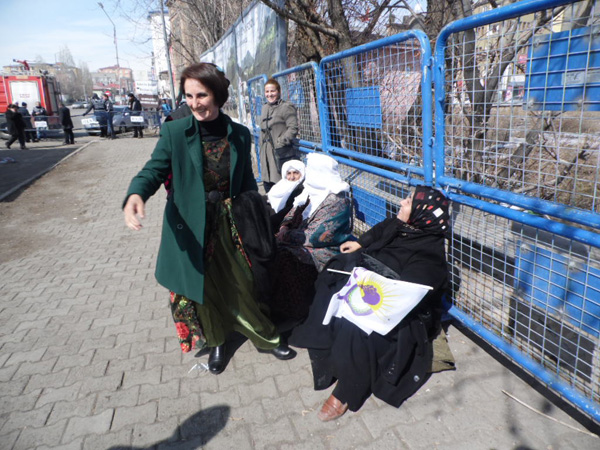 hdp-ve-dbp,-8-mart-icin-alanlara-indi!-(9).jpg