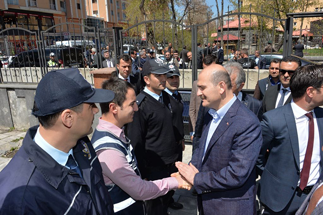 icisleri-bakani-suleyman-soylu,-kazimpasa-polis-karakolunu-ve-ak-parti-kars-il-baskanligini-ziyaret-etti-(3).jpg
