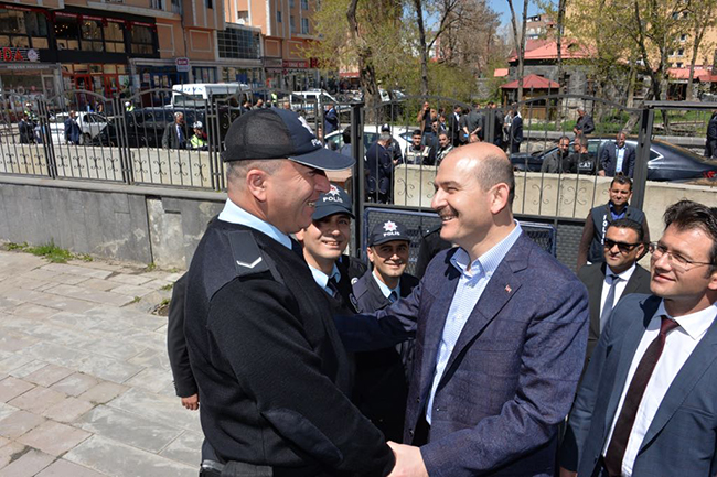 icisleri-bakani-suleyman-soylu,-kazimpasa-polis-karakolunu-ve-ak-parti-kars-il-baskanligini-ziyaret-etti-(4).jpg