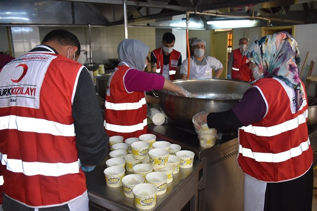 iftar-cadirlari-kurulamayinca-yemekler-evlere-tasiniyor-(11).jpg