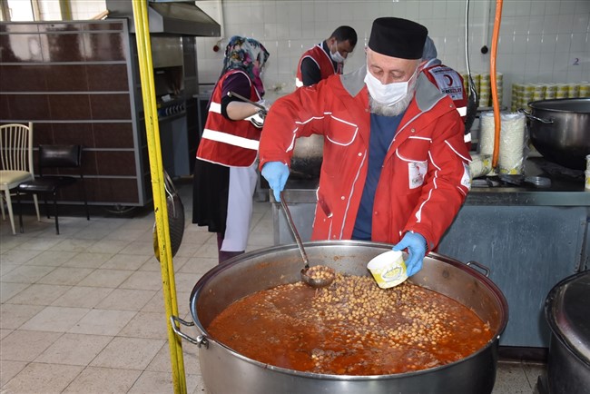 iftar-cadirlari-kurulamayinca-yemekler-evlere-tasiniyor-(2).jpg