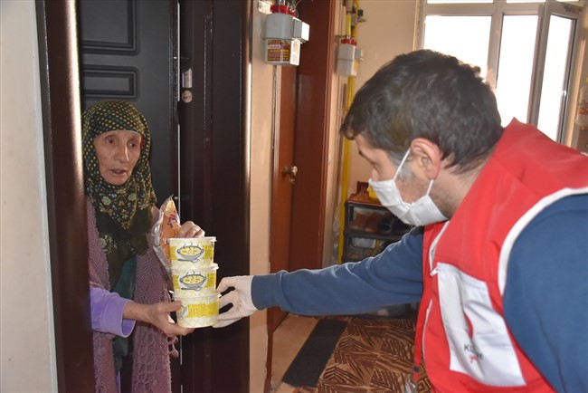 iftar-cadirlari-kurulamayinca-yemekler-evlere-tasiniyor-(9).jpg