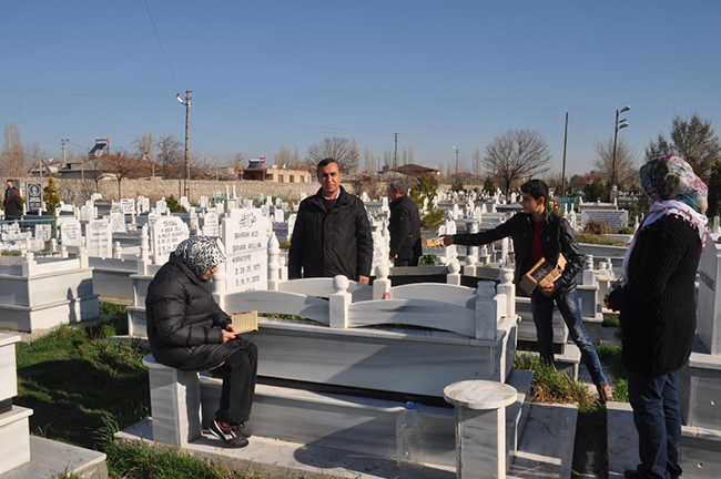 igdirda-oluler-bayrami-nedeniyle-mezarlik-ziyaretleri-yapildi-(1).jpg