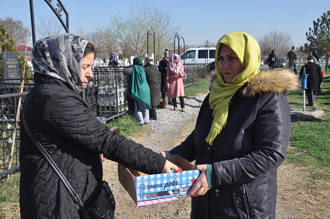 igdirda-oluler-bayrami-nedeniyle-mezarlik-ziyaretleri-yapildi-(2).jpg