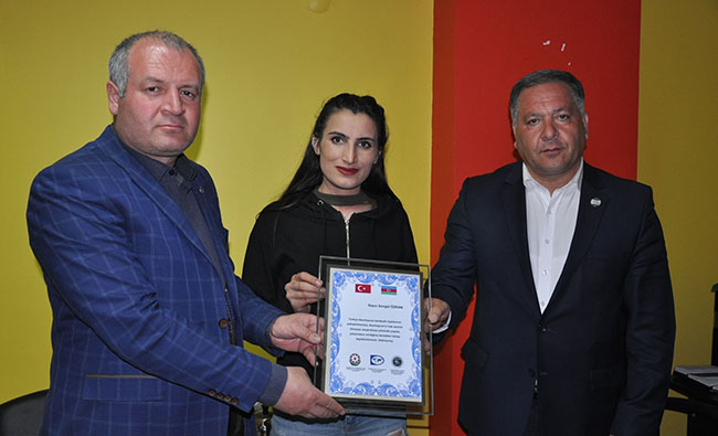 iha-kars-temsilciligine-azerbaycan’dan-plaket-(1).jpg