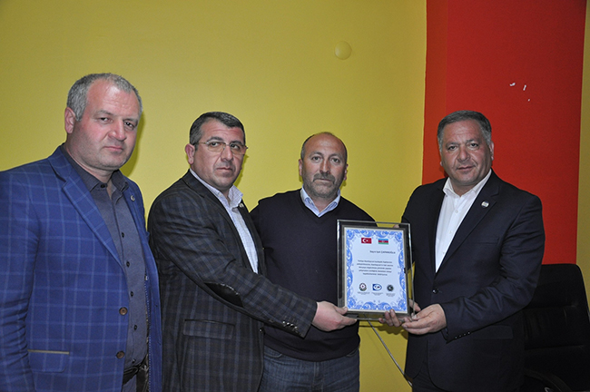 iha-kars-temsilciligine-azerbaycan’dan-plaket-(2).jpg