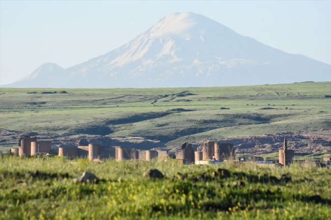 ihtisamli-agri-dagi-ile-antik-kent-ayni-karede-(3).jpg
