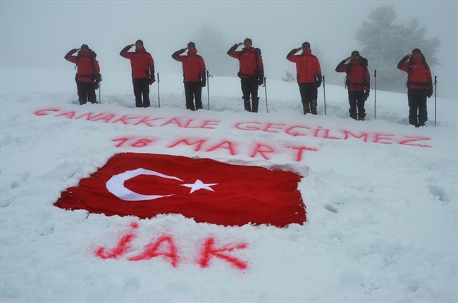 jak-timleri-canakkale-sehitlerini-zirvede-andi-(7).jpg