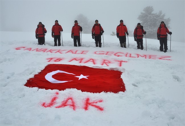 jak-timleri-canakkale-sehitlerini-zirvede-andi-(8).jpg