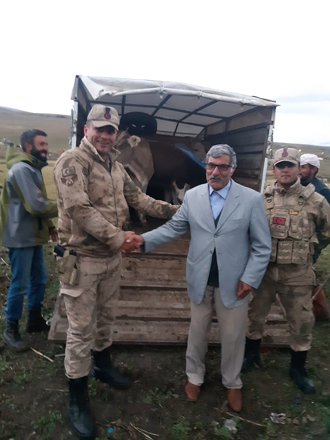 jandarma,-susuz’da-calinan-hayvanlari-ardahan’da-buldu-(1).jpg