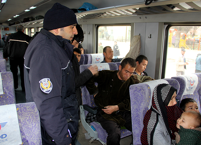 kacak-gocmenlerin-dogu-ekspresi-yolculugu-erken-bitti-(4).jpg