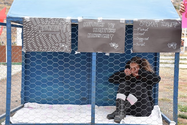 kadina-yonelik-siddet-ve-cocuk-istismarina-dikkati-cekmek-icin-kafeste-oturdu-(4).jpg